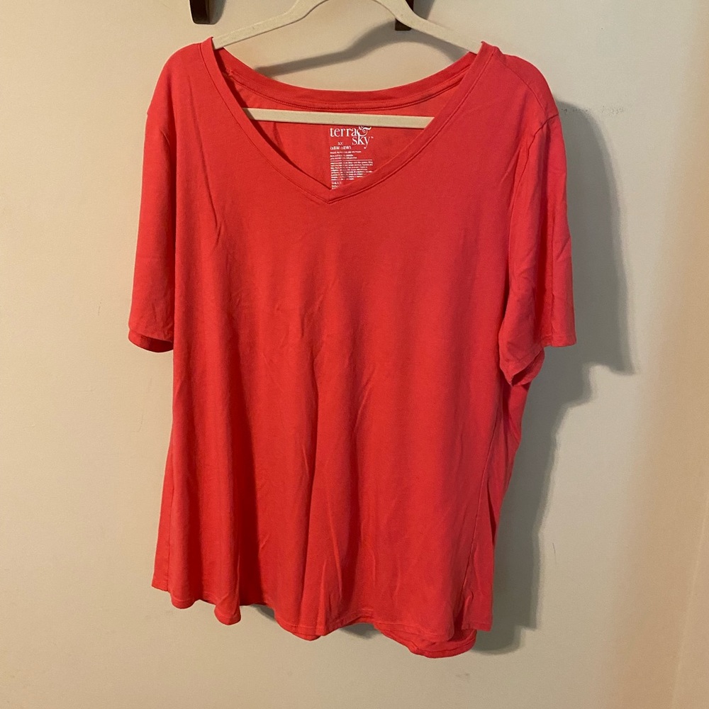 Terra & Sky Coral V-Neck Tee EUC
